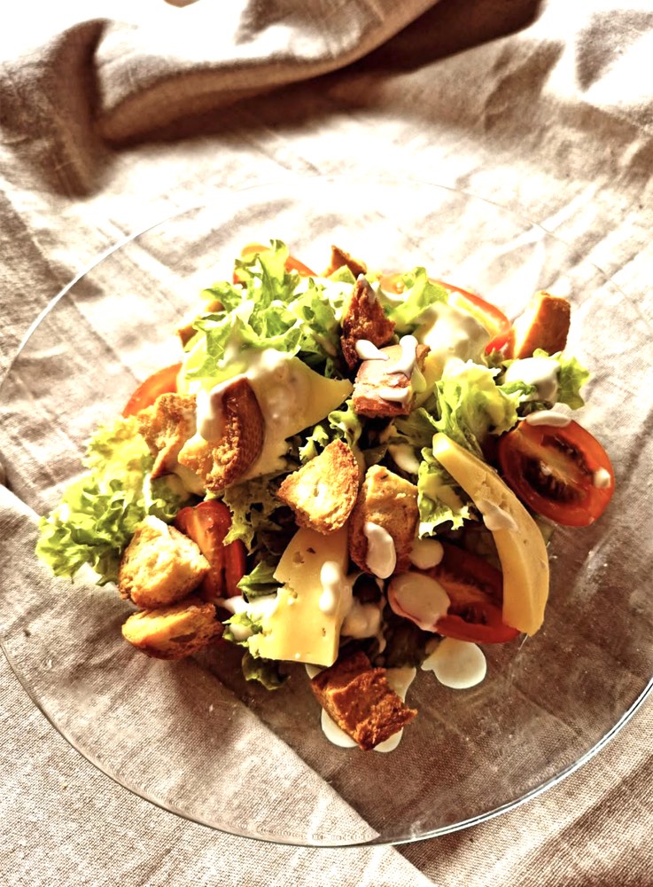 Ensalada fresca con crotones y queso de Don Caro